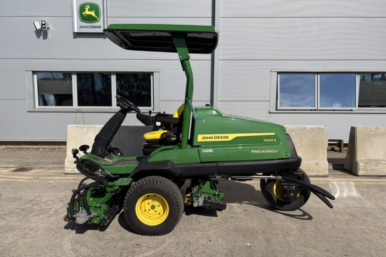 John Deere 7200A Trim & Surrounds mower