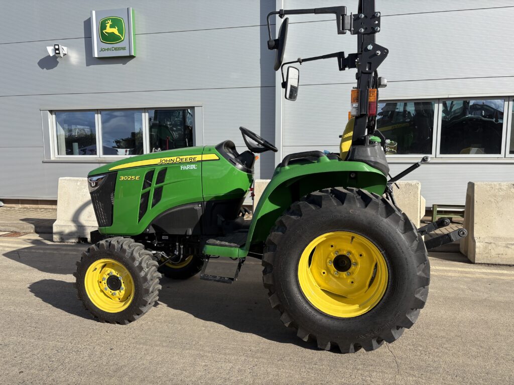 John Deere 3025E Compact tractor