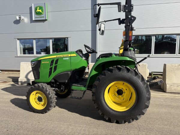 John Deere 3025E Compact tractor