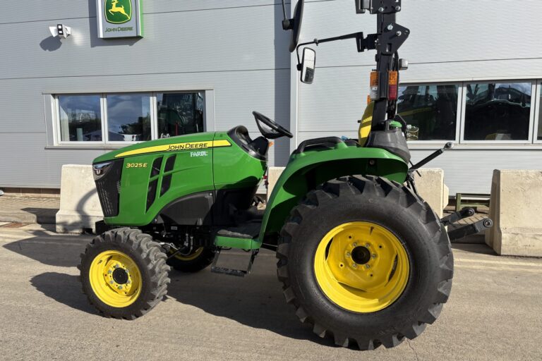 John Deere 3025E Compact tractor