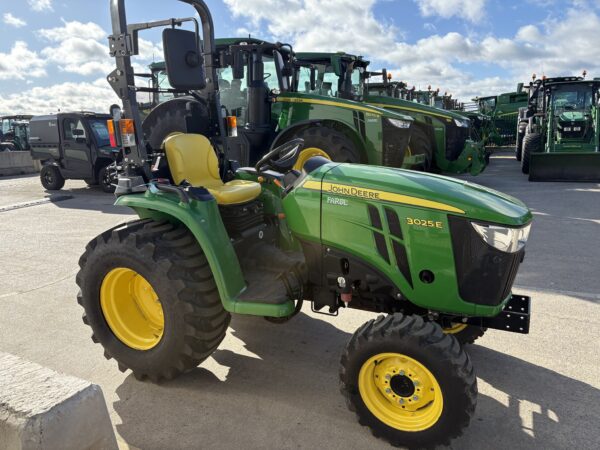 John Deere 3025E Compact tractor - Image 2