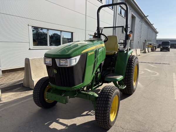 John Deere 3045R Compact Tractor - Image 2