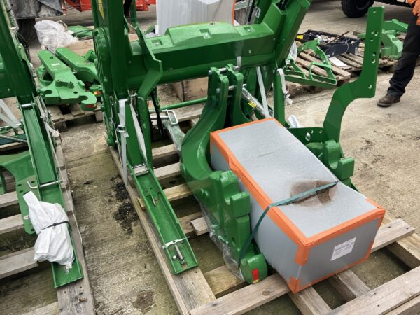 John Deere 643R Loader and Brackets - Image 5
