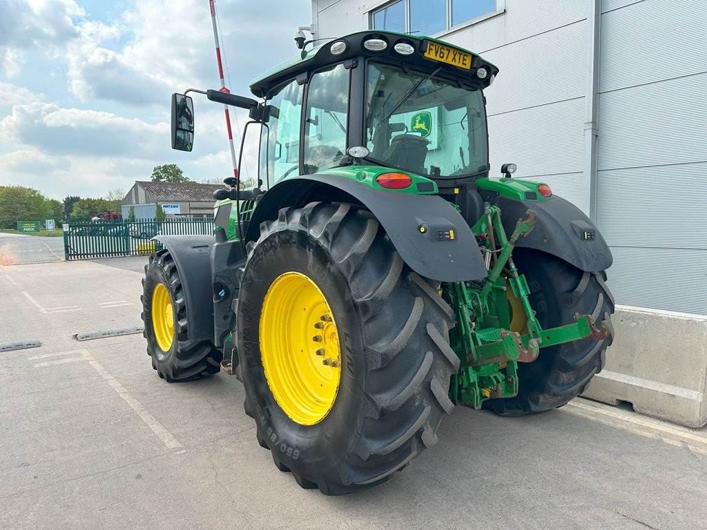 John Deere 6215R