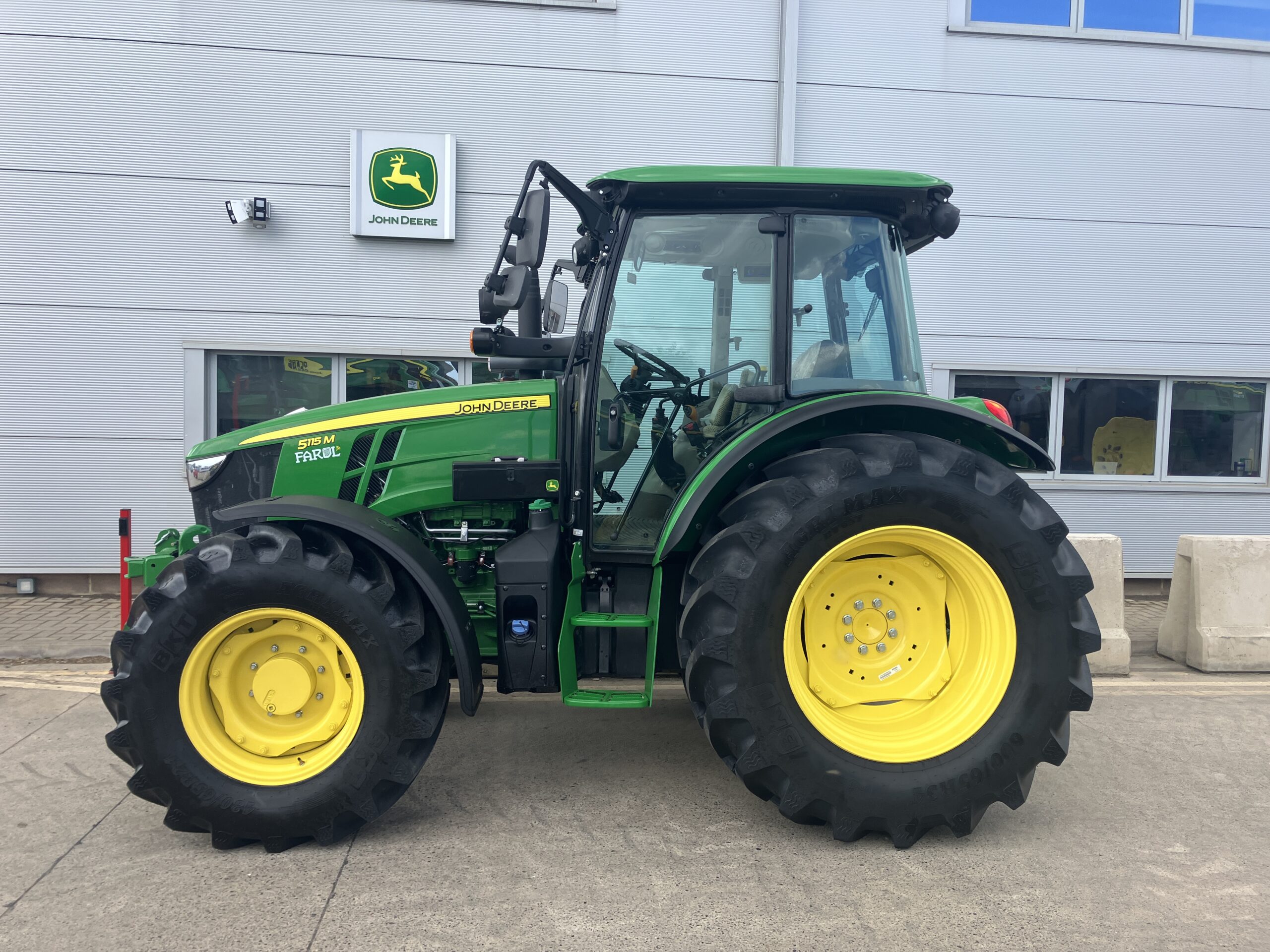 John Deere 5115M