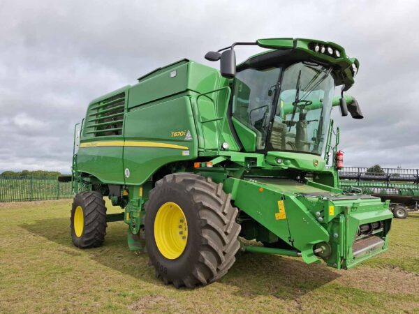 John Deere T670i