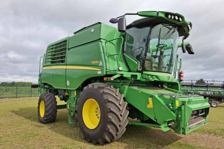 John Deere T670i