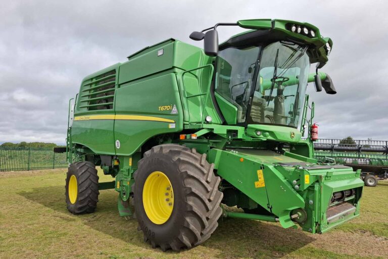 John Deere T670