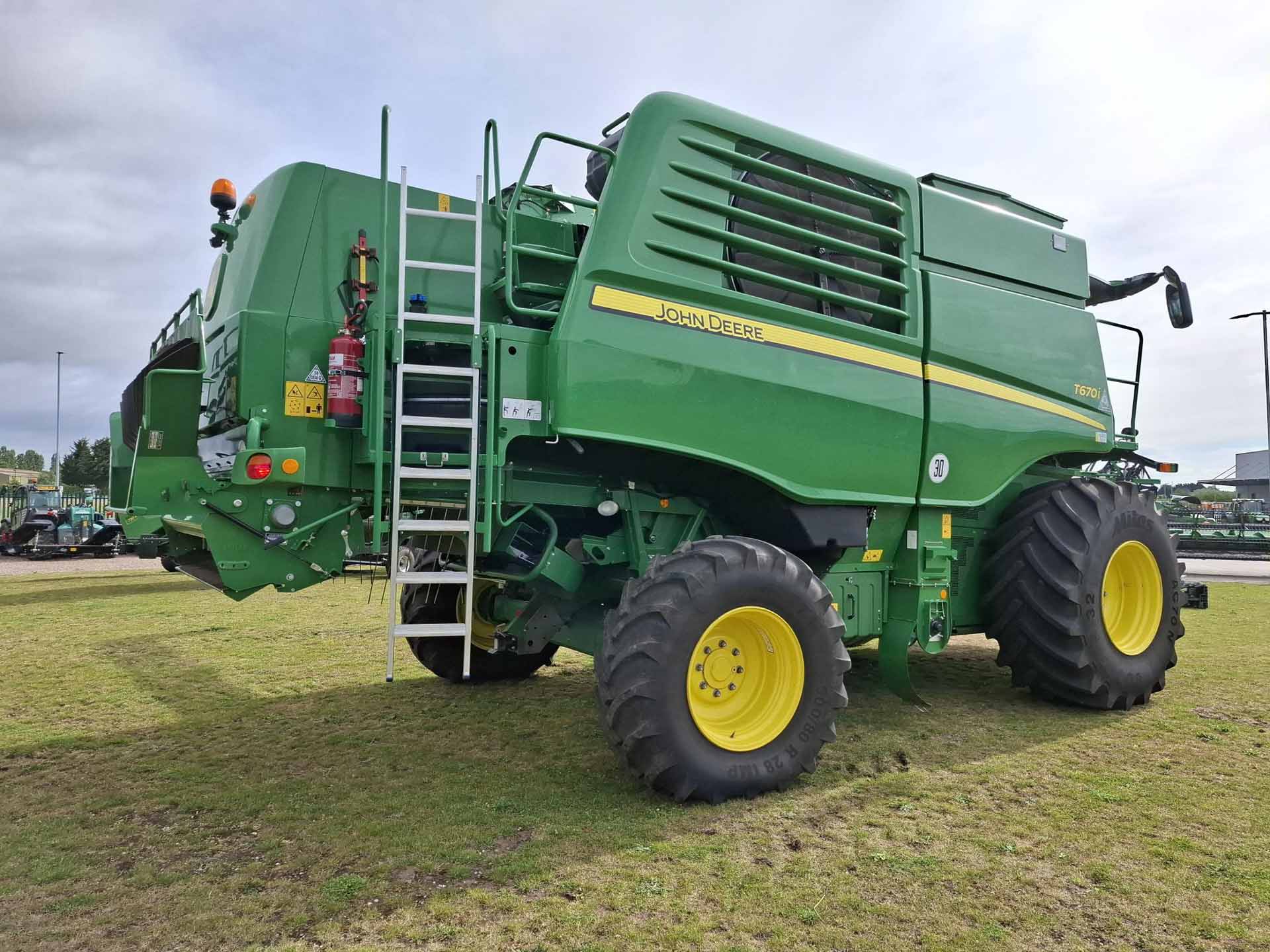 John Deere T670