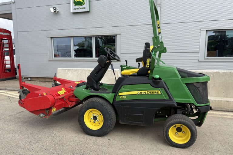 John Deere 1570 Outfront with Trimax FX155 Flail Mower