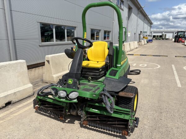 John Deere 7200A Triple Mower - Image 3