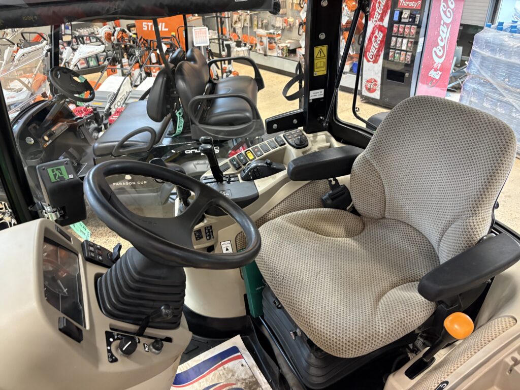 John Deere 4066R Compact Tractor - Image 4