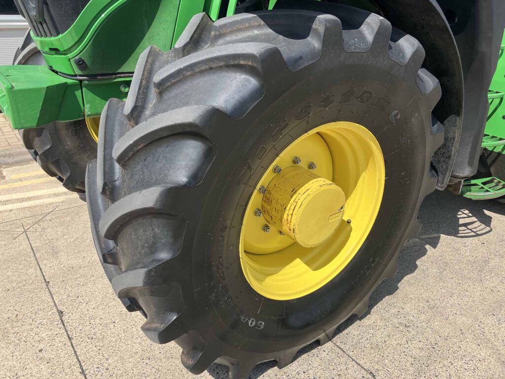 John Deere 6215R - Image 8