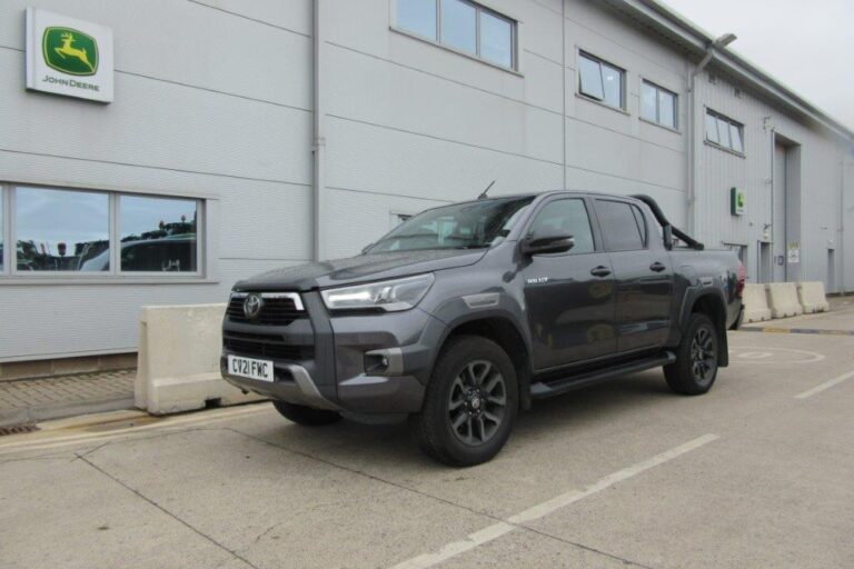 TOYOTA HILUX INVINCIBLE X
