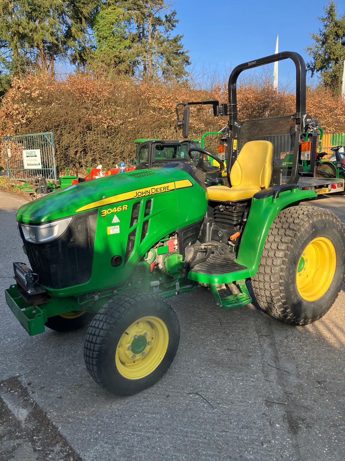 John Deere 3046R