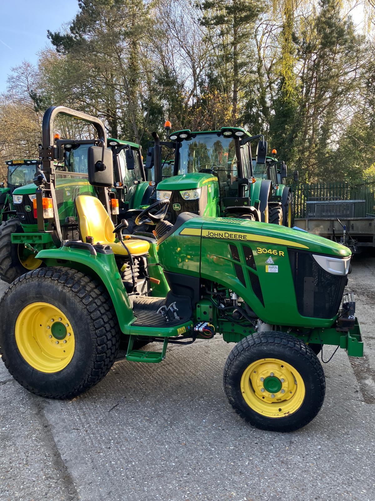 John Deere 3046R