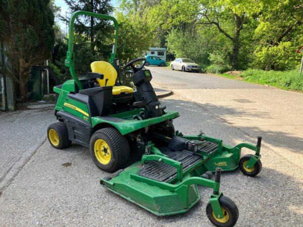 John Deere 1570 Commercial Outfront with 72 inch rear discharge deck