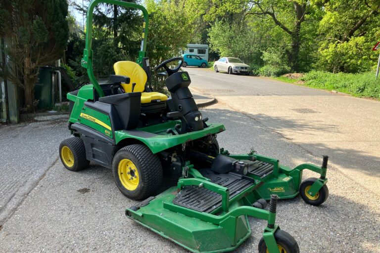 John Deere 1570 Commercial Outfront with 72 inch rear discharge deck