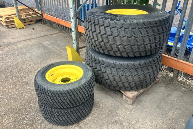 John Deere 4 series compact turf tires