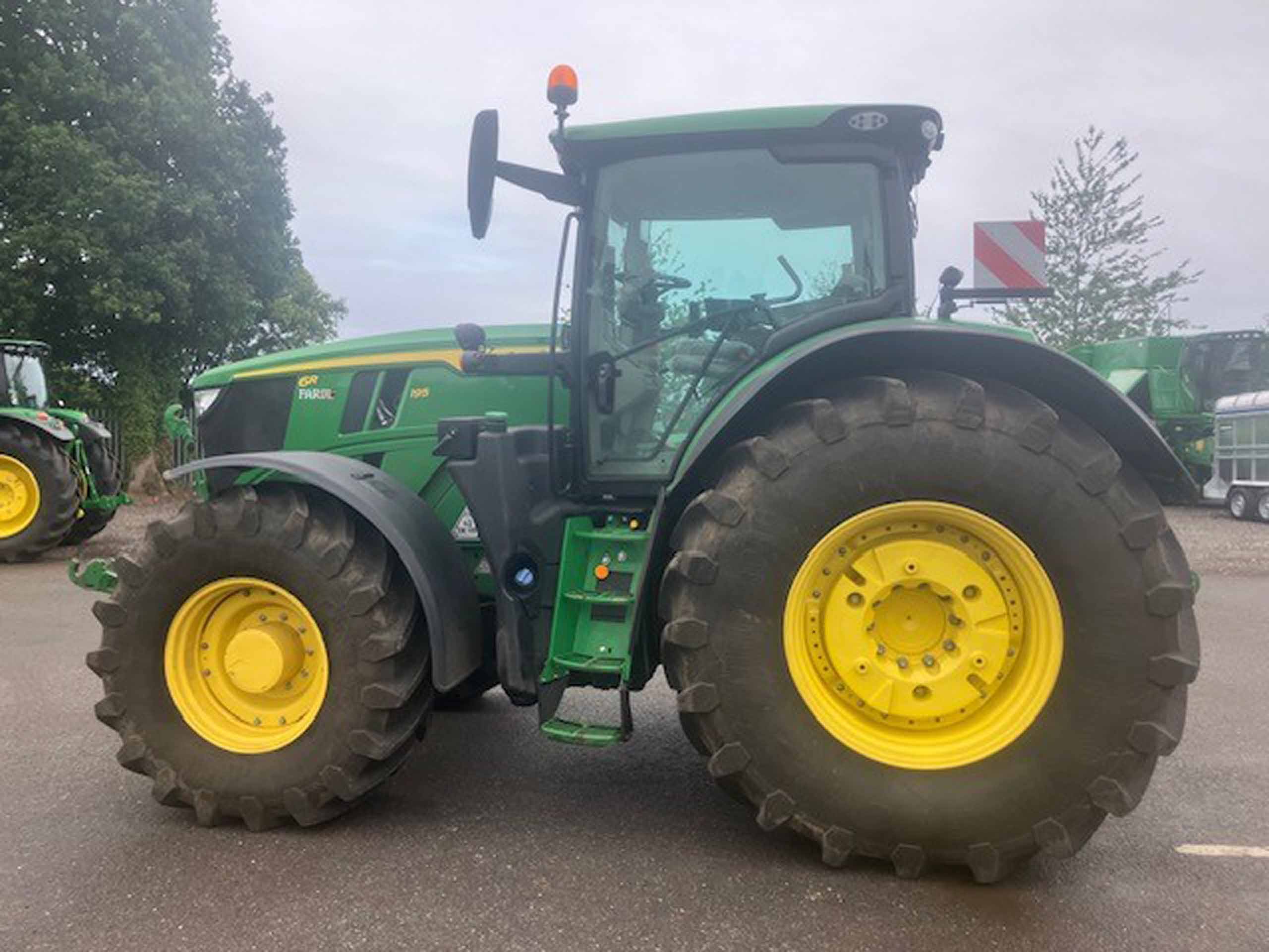 John Deere 6R 195