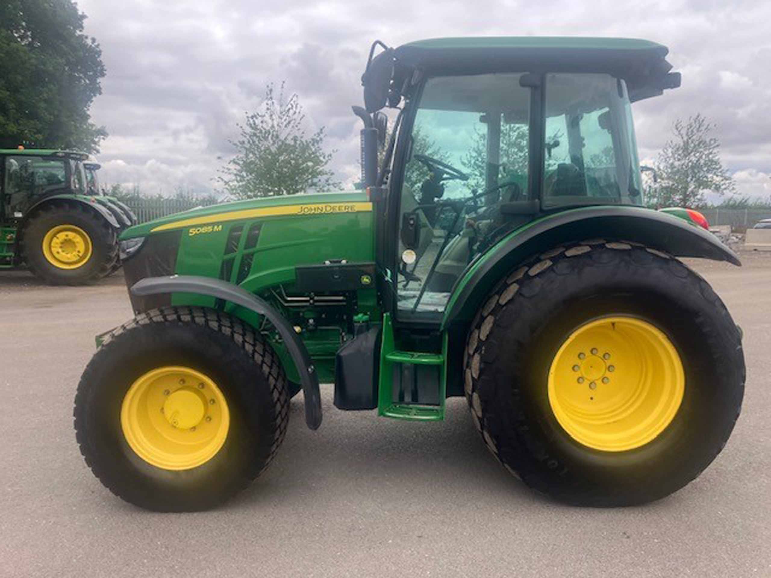 John Deere 5085M
