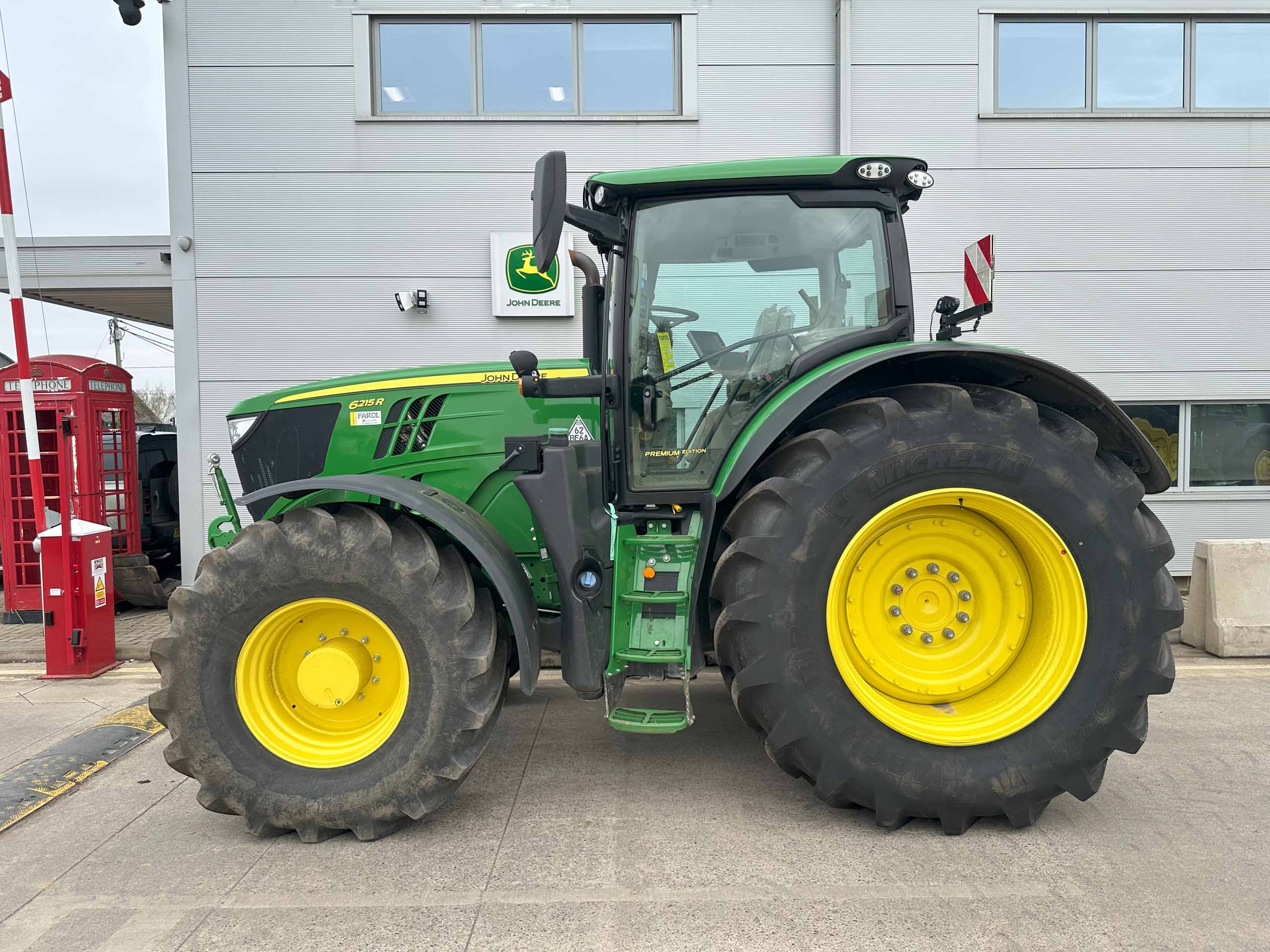 John Deere 6215R