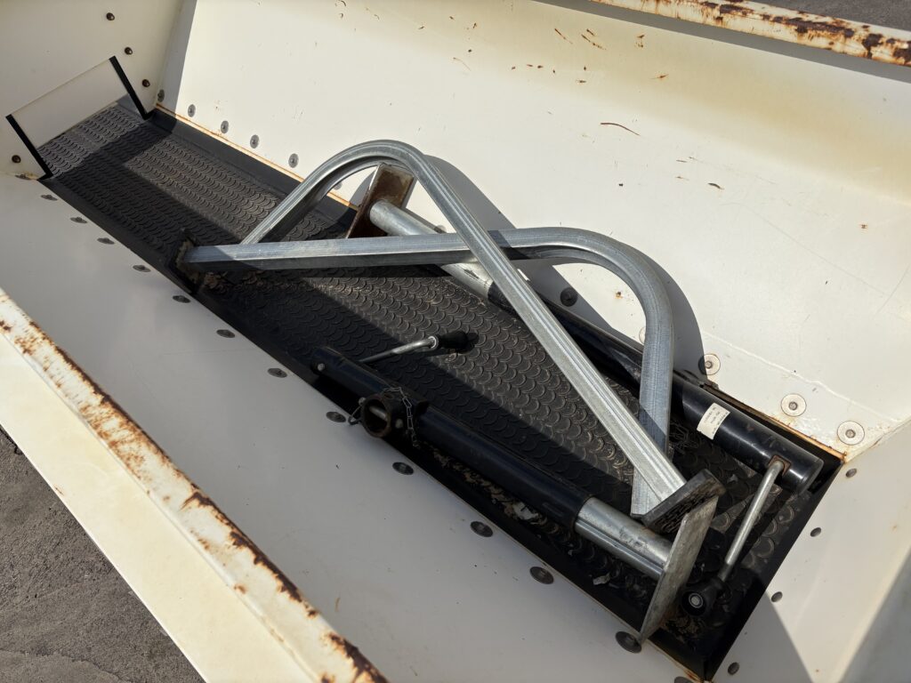 Dakota 410 Top Dresser to suit 2030A Pro Gator - Image 6