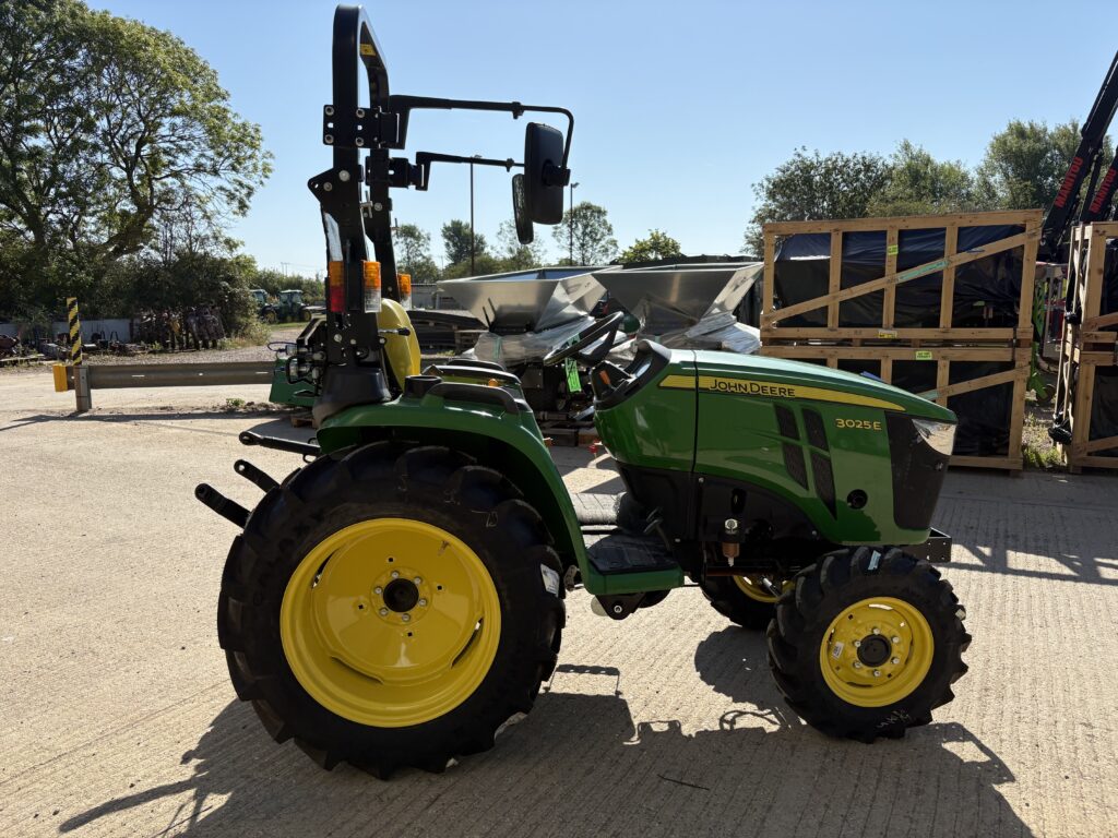 John Deere 3025E Compact Tractor - Image 3