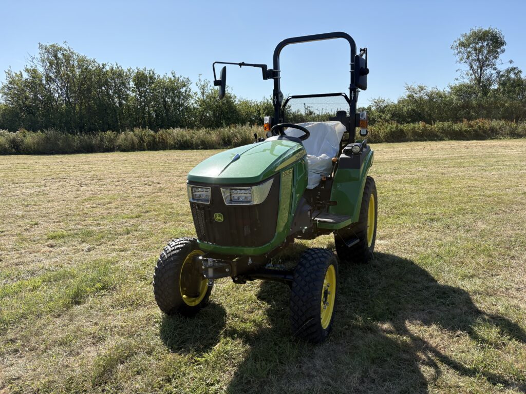 John Deere 2038R Compact Tractor - Image 2