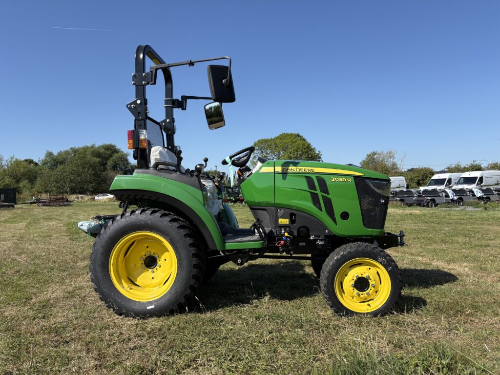 John Deere 2038R Compact Tractor - Image 4