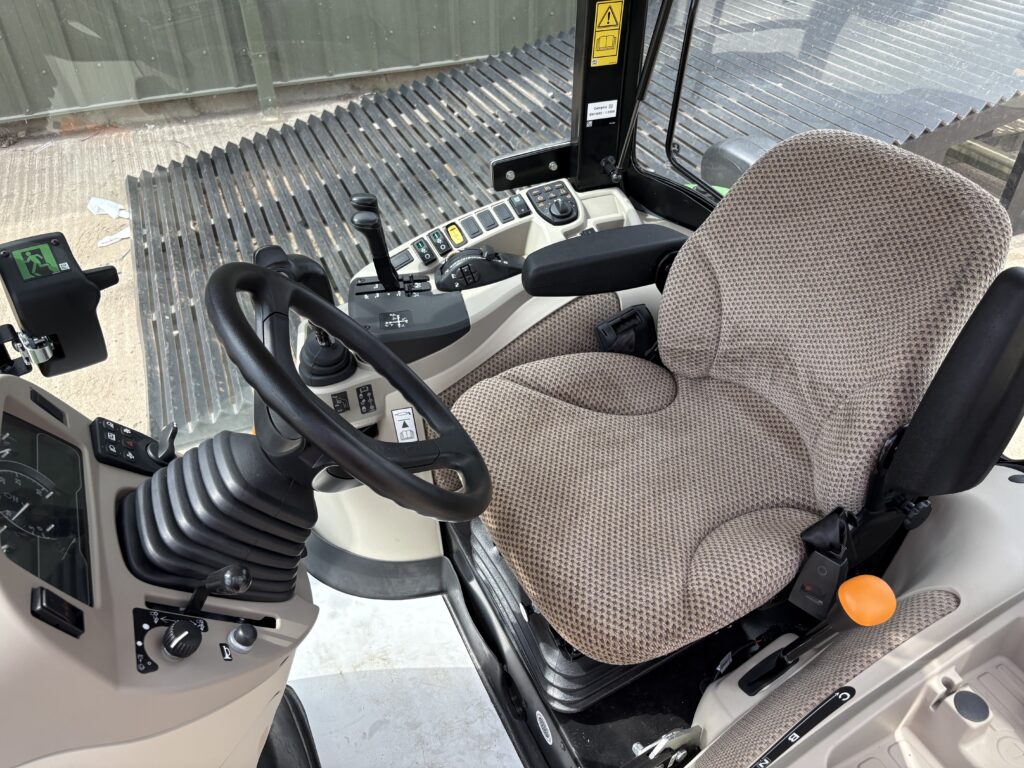 John Deere 4066R Compact Tractor - Image 4