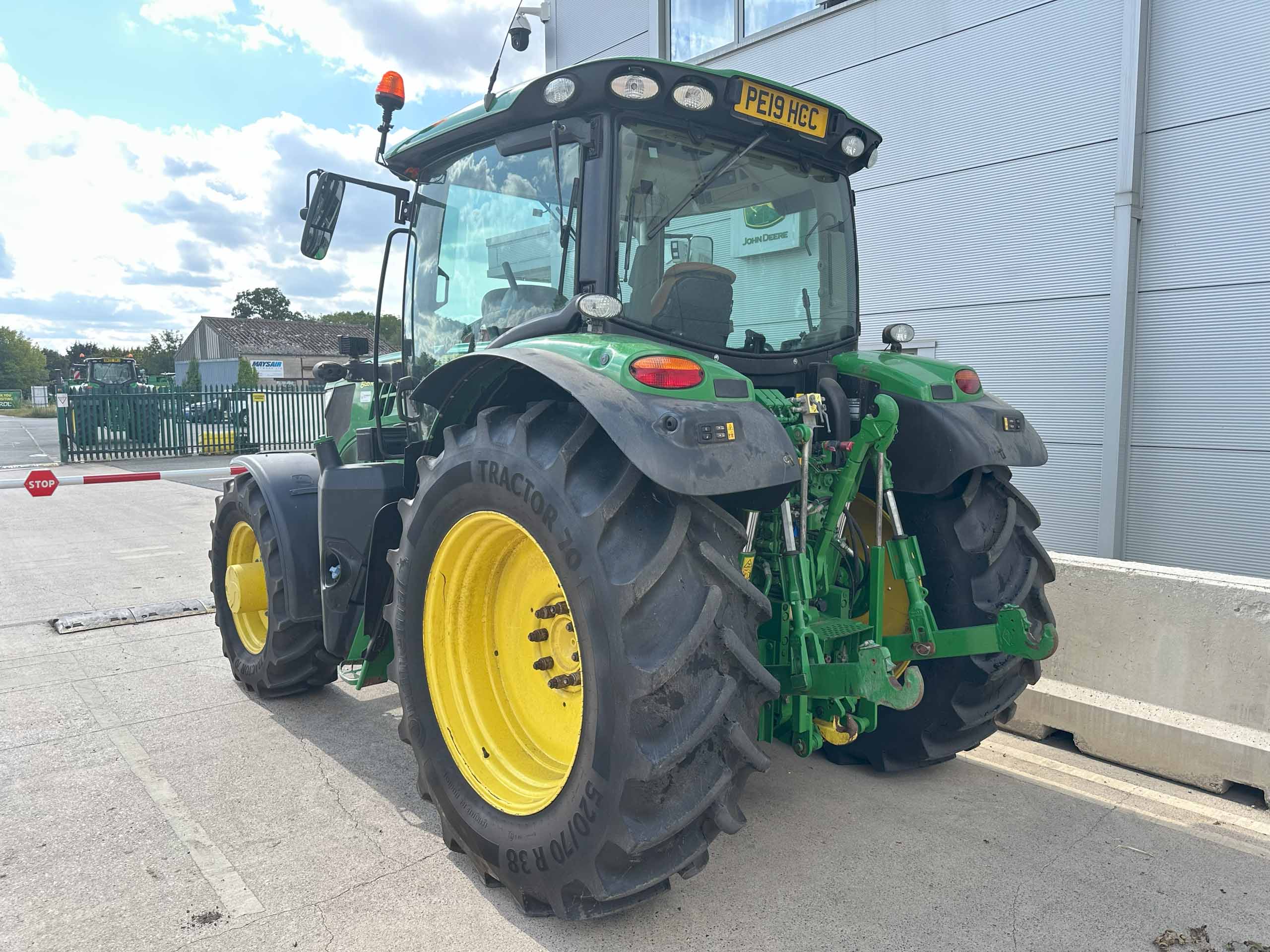 John Deere 6135R