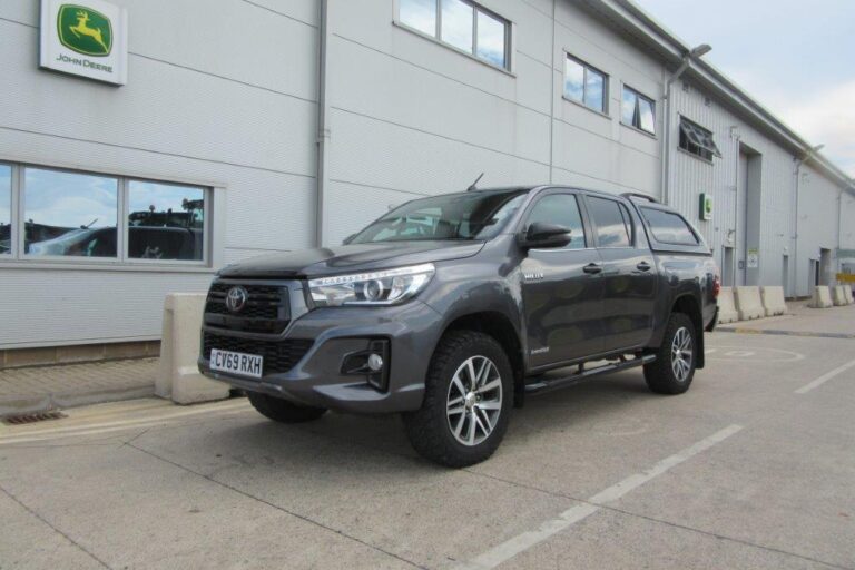 TOYOTA HILUX INVINCIBLE X