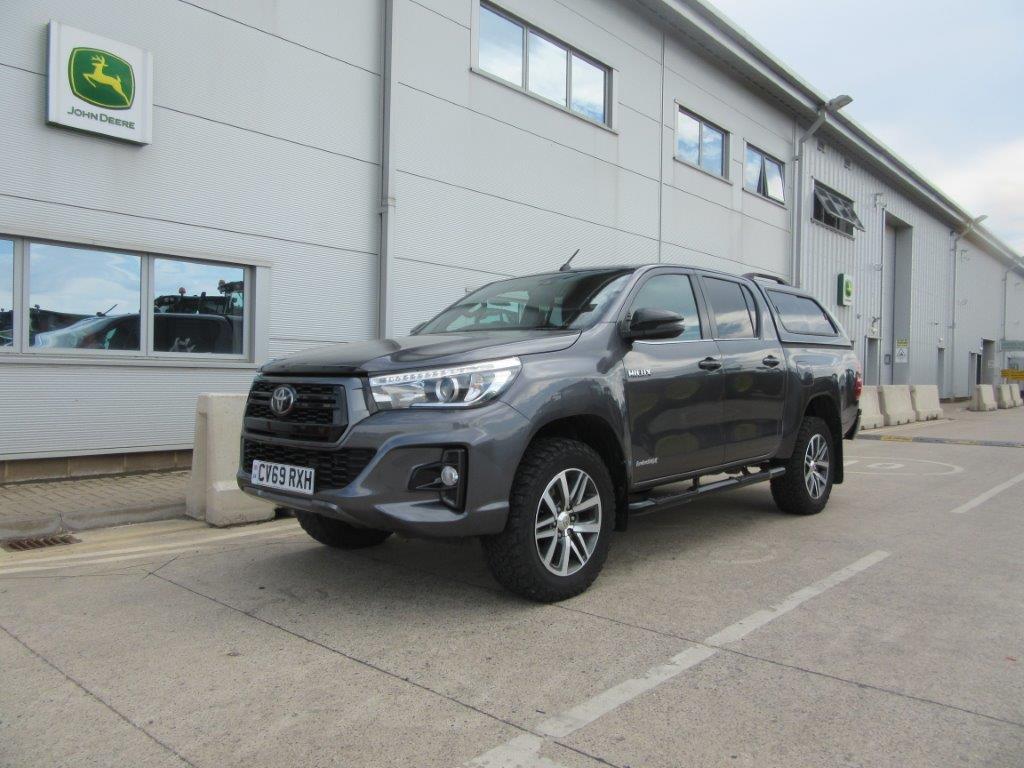 TOYOTA HILUX INVINCIBLE X