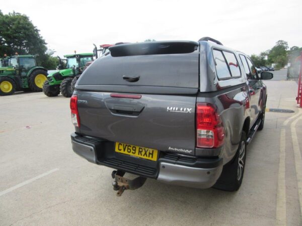 TOYOTA HILUX INVINCIBLE X - Image 6