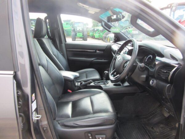 TOYOTA HILUX INVINCIBLE X - Image 12