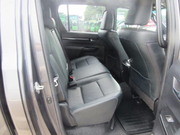 TOYOTA HILUX INVINCIBLE X - Image 13