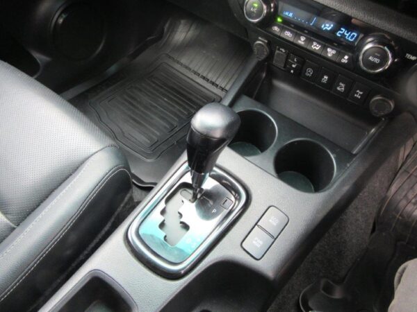 TOYOTA HILUX INVINCIBLE X - Image 15