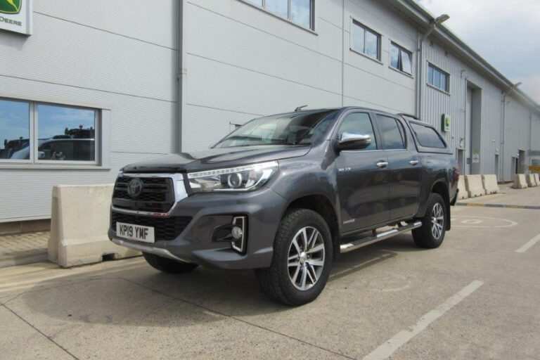TOYOTA HILUX INVINCIBLE X