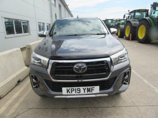TOYOTA HILUX INVINCIBLE X - Image 9