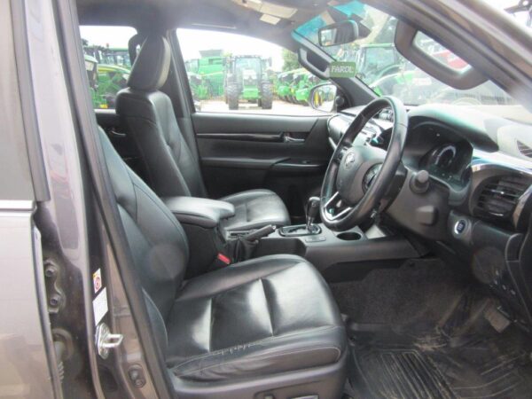 TOYOTA HILUX INVINCIBLE X - Image 11
