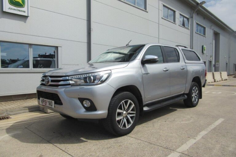 TOYOTA HILUX INVINCIBLE