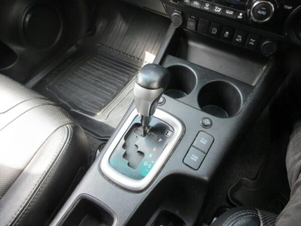 TOYOTA HILUX INVINCIBLE - Image 12