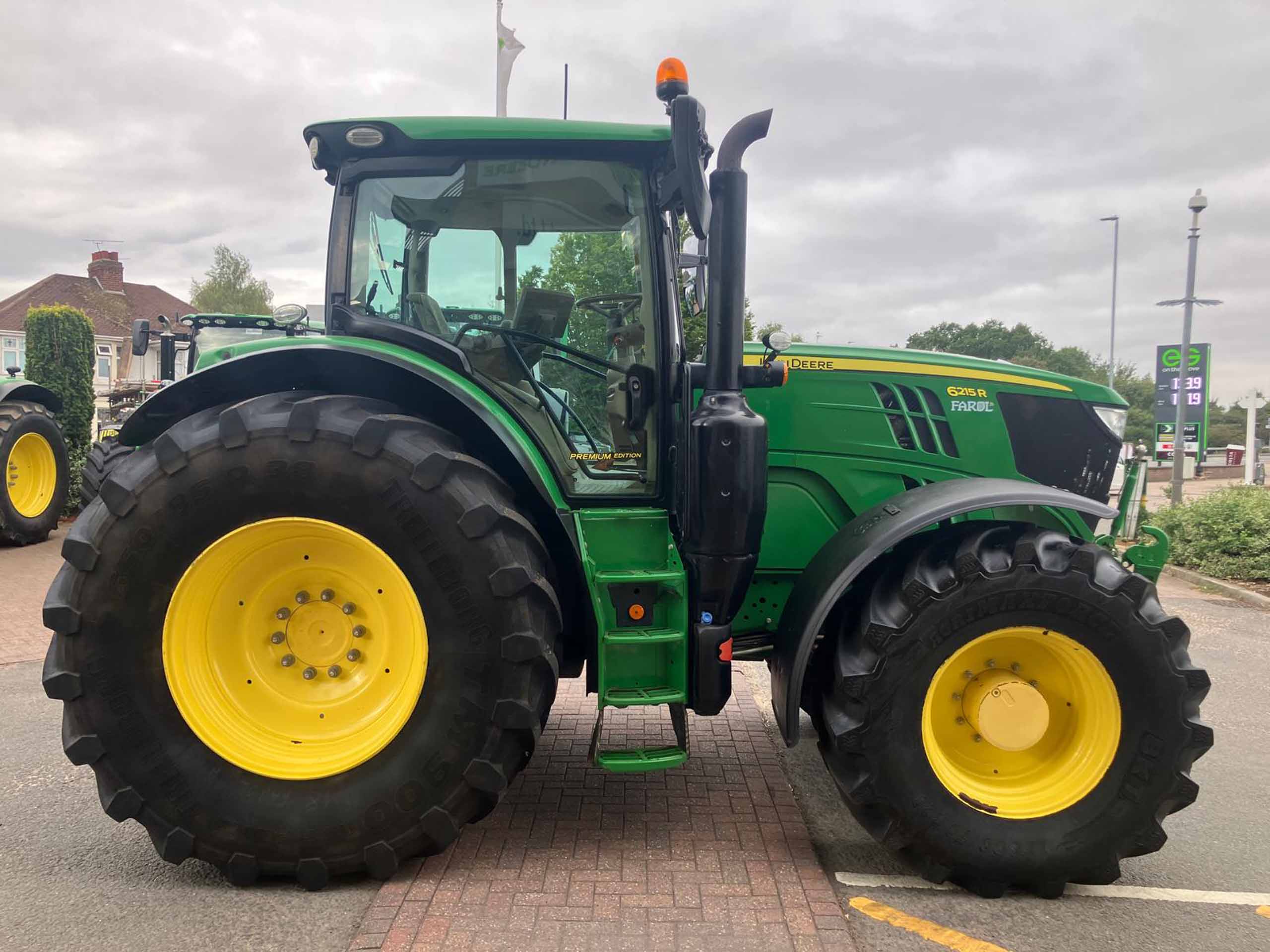 John Deere 6215R