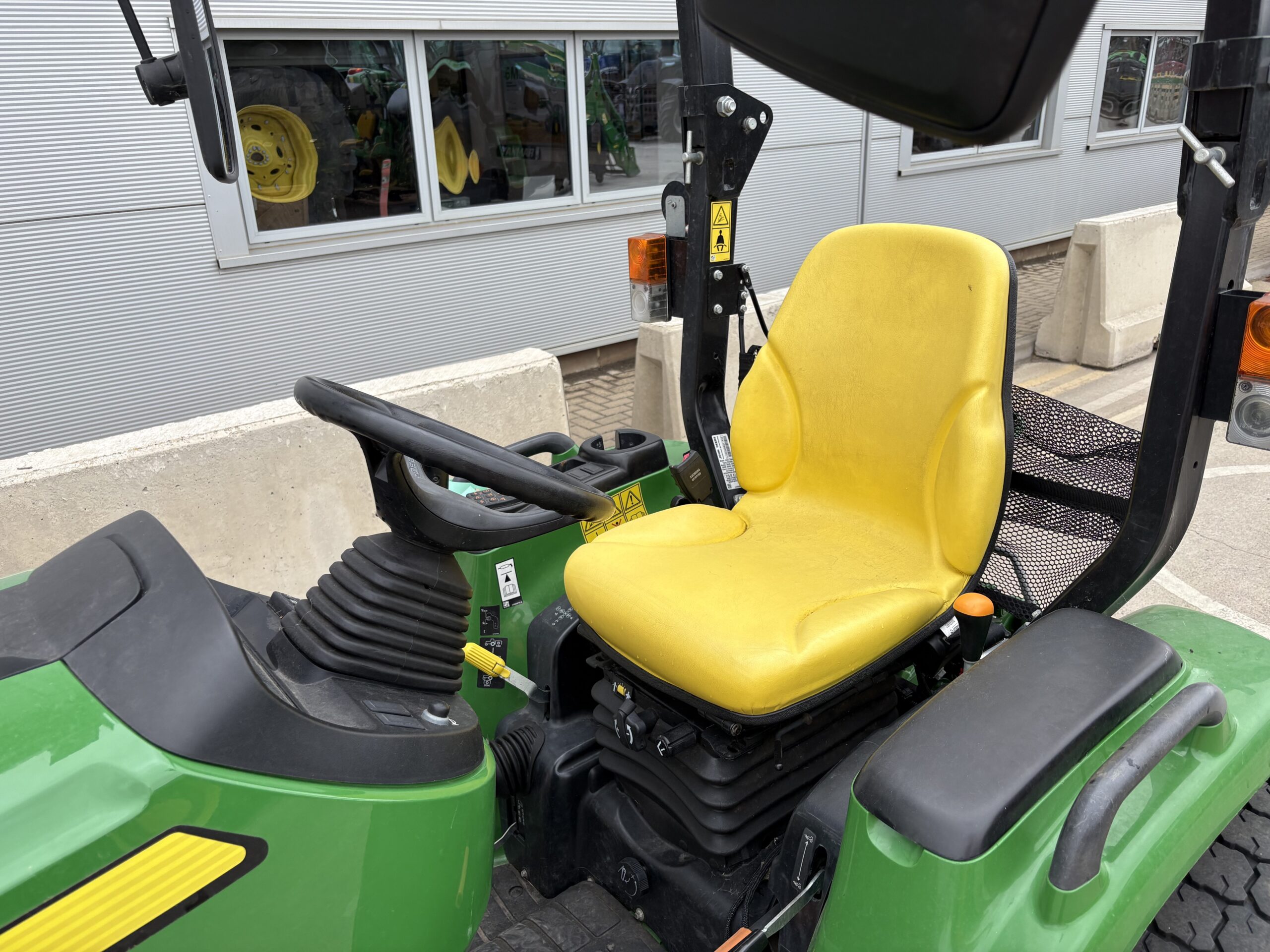 John Deere 3039R