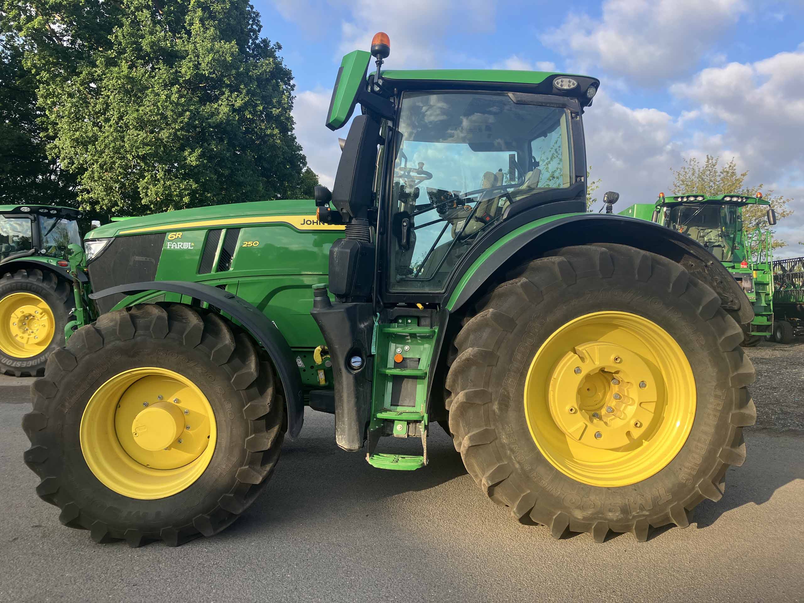 John Deere 6R 250