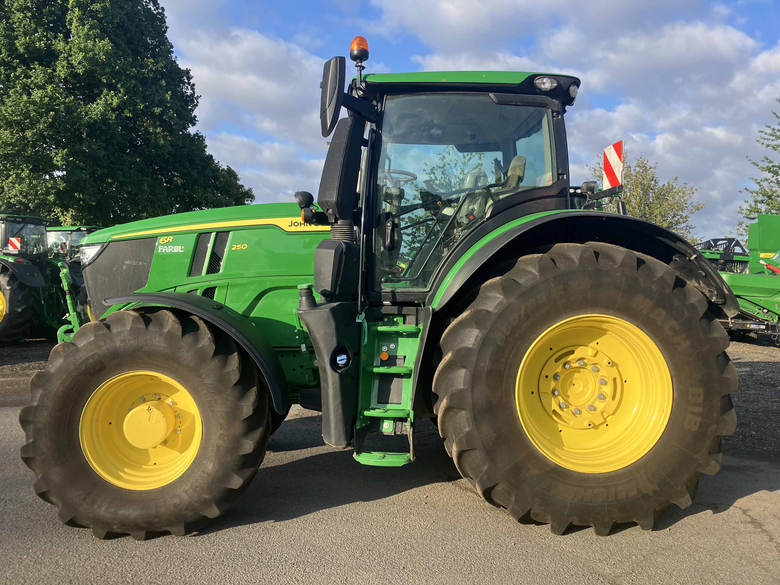 John Deere 6R 250