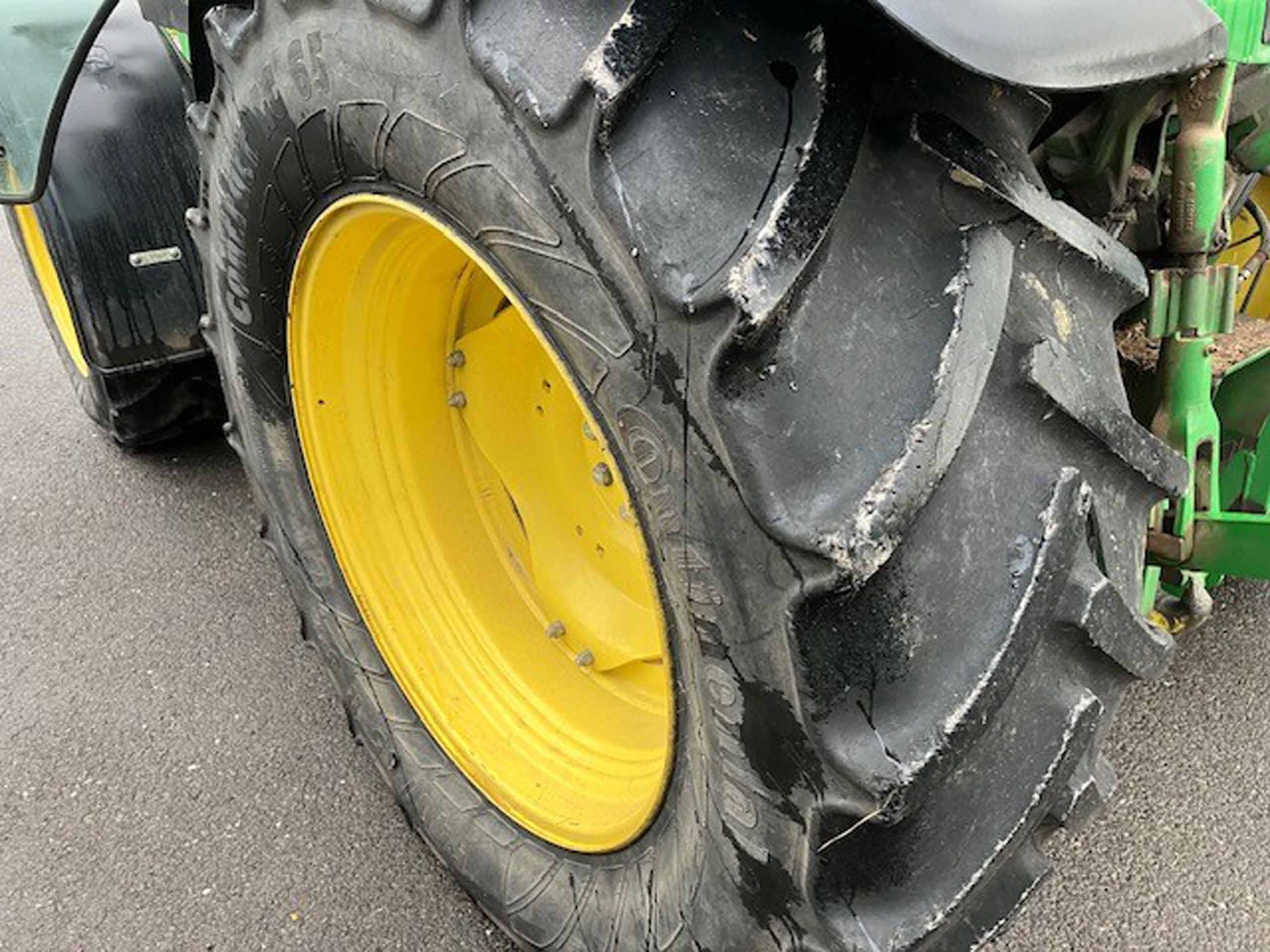 John Deere 5115M