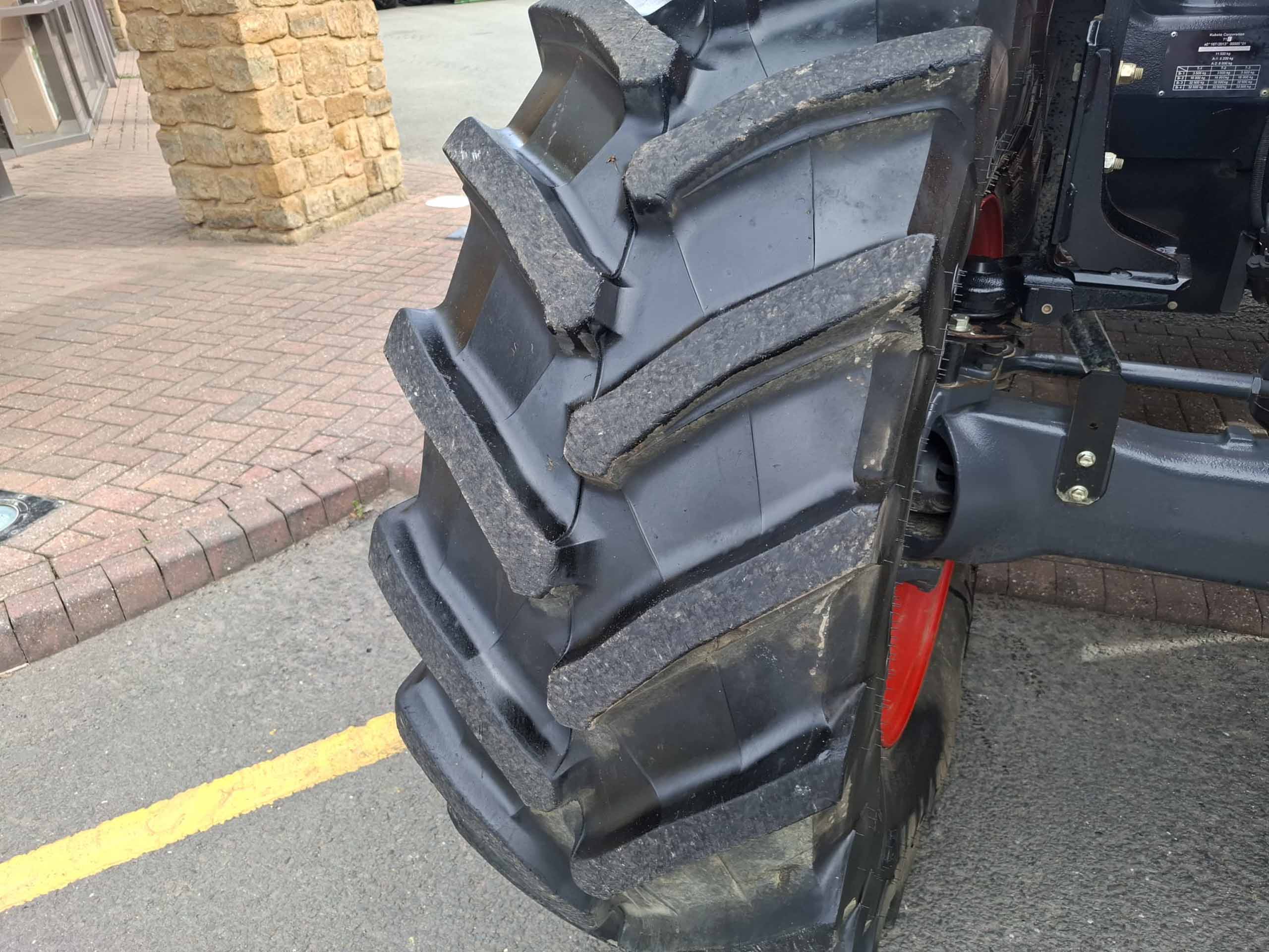 Kubota M7153