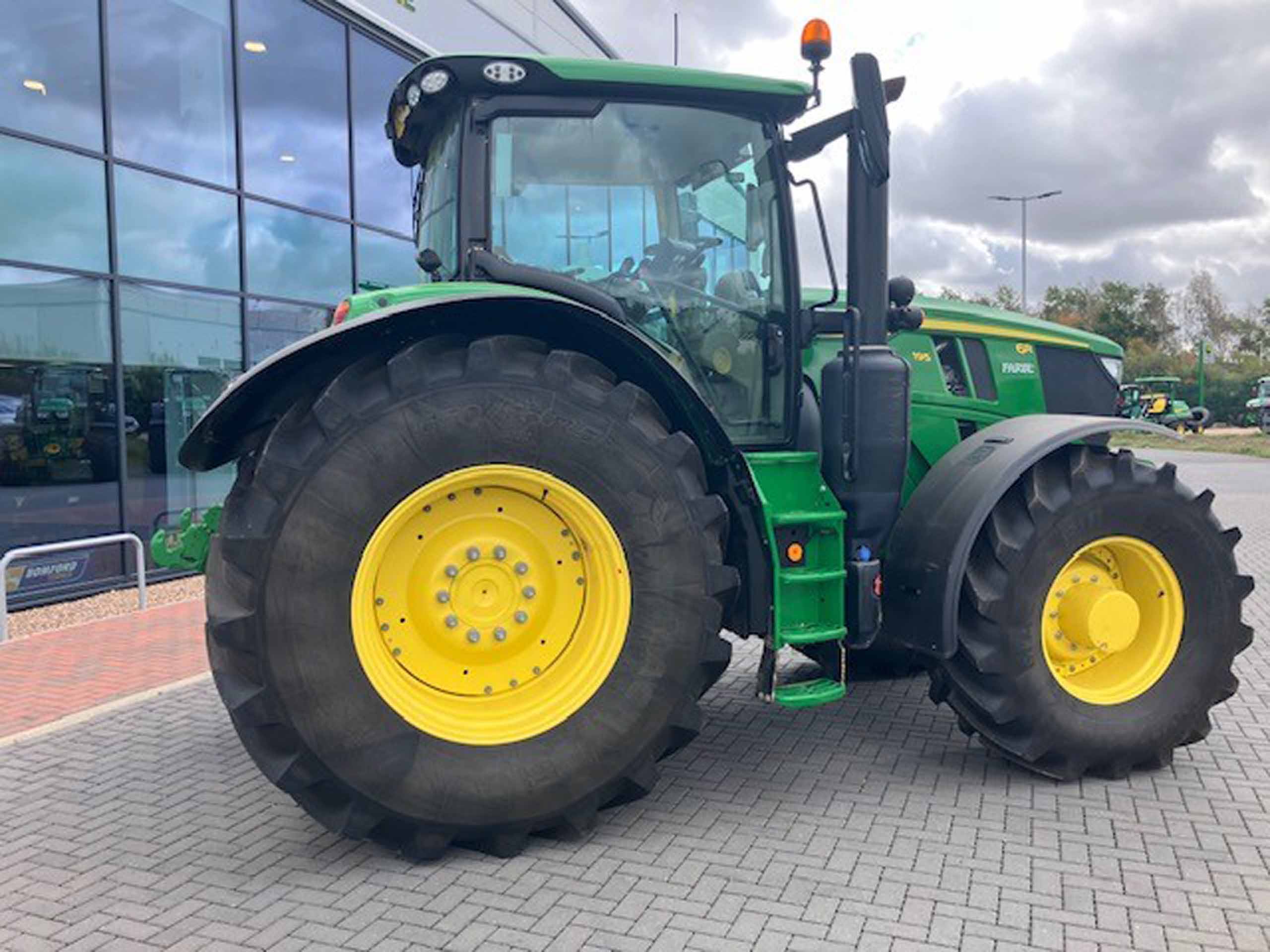 John Deere 6R 195